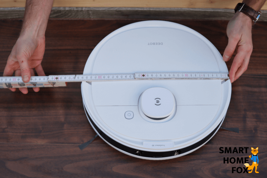 Ecovacs Deebot N8 PRO+ wird mit einem Lineal ausgemessen